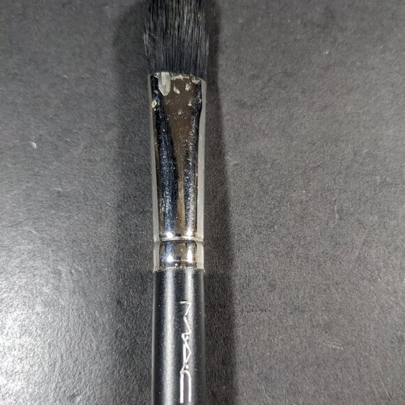 MAC 192 Face/Cheek Brush - Picture 2 of 3
